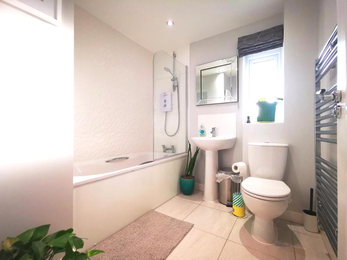 The Lawnswood - Central Manchester Holiday Home With Free Parking Eksteriør bilde