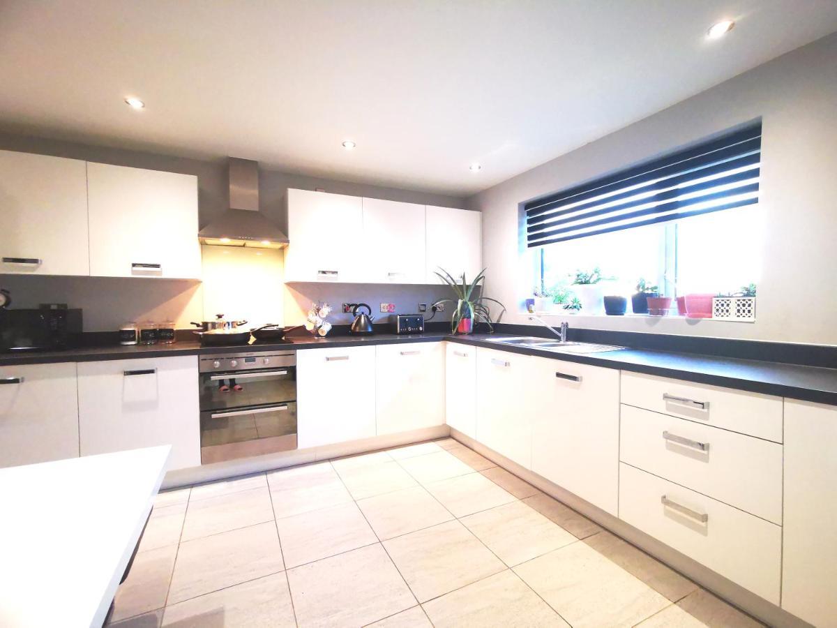 The Lawnswood - Central Manchester Holiday Home With Free Parking Eksteriør bilde