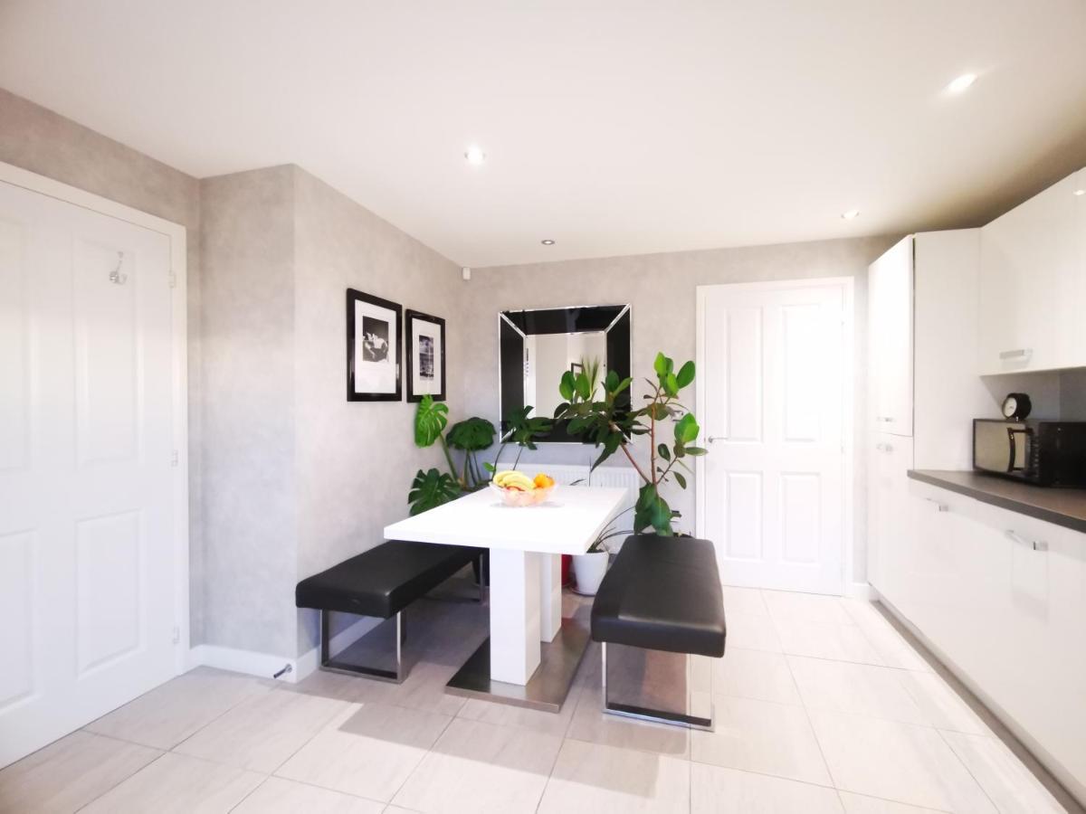 The Lawnswood - Central Manchester Holiday Home With Free Parking Eksteriør bilde