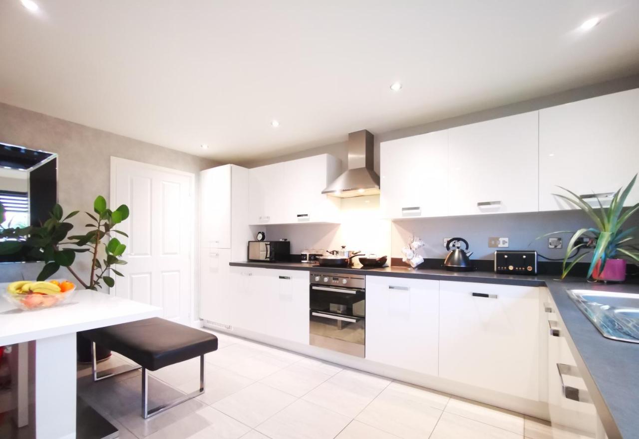 The Lawnswood - Central Manchester Holiday Home With Free Parking Eksteriør bilde